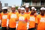 Mahesh Manjrekar promotes City of Gold through dabbawalas in Lower Parel on 21st April 2010 (16).JPG
